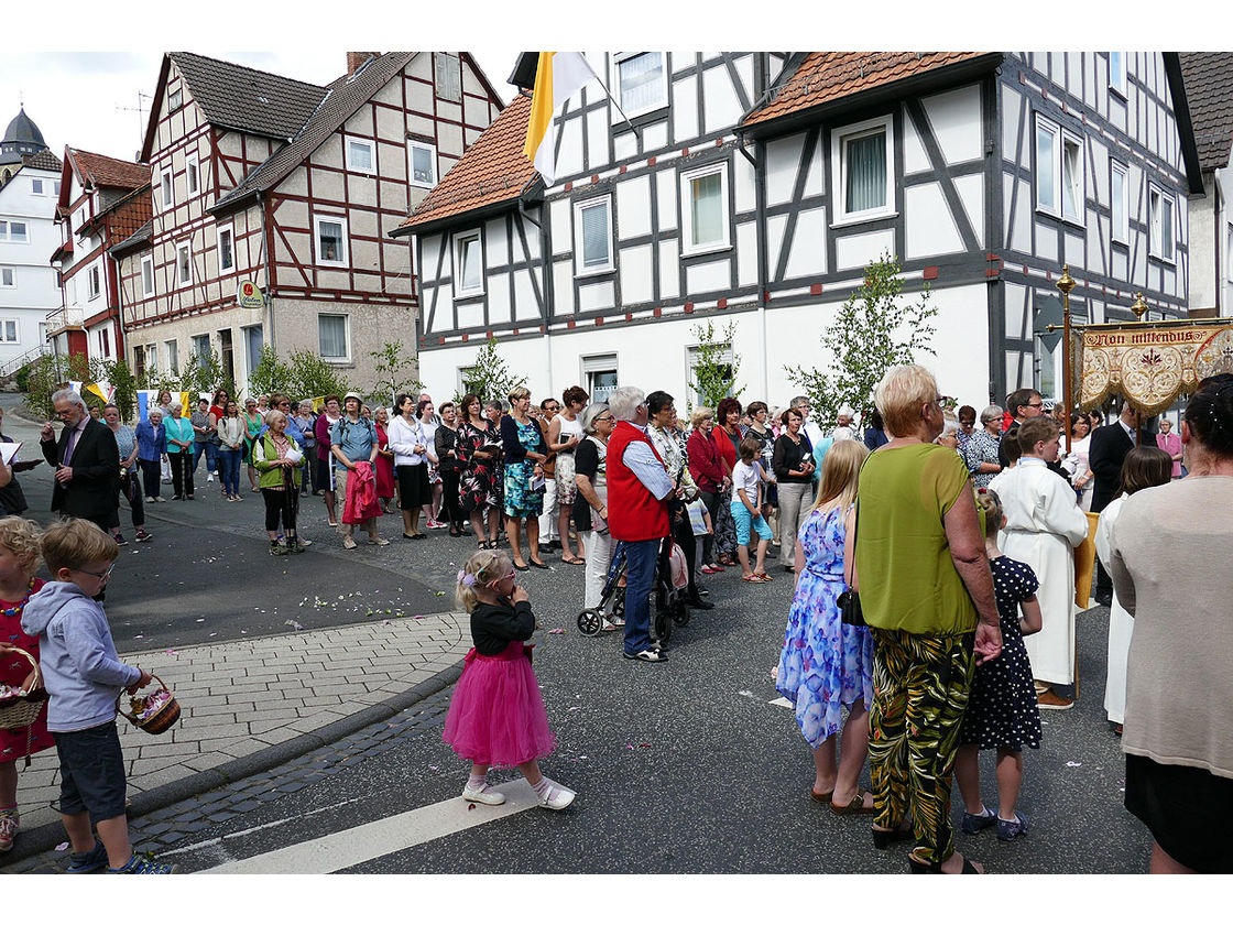 Fronleichnamsprozession durch die Straßen von Naumburg (Foto: Karl-Franz Thiede)